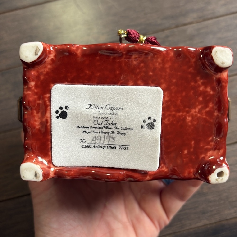Ardleigh Elliott Porcelain Kitten Capers Music Box - Picture 7 of 9